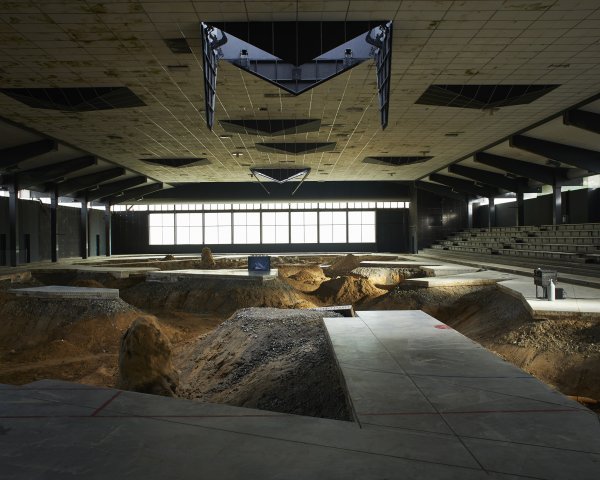 Pierre Huyghe After ALife Ahead 2017 Ice rink concrete floor; Sand, clay, phreatic water; Bacteria, algae, bee, chimera peacock; Aquarium, black switchable glass, conus textile; Incubator, human cancer cells; Genetic algorithm; Augmented reality; Automated ceiling structure; Rain; Ammoniac; Logic game. Photo credit: Ola Rindal © Pierre Huyghe