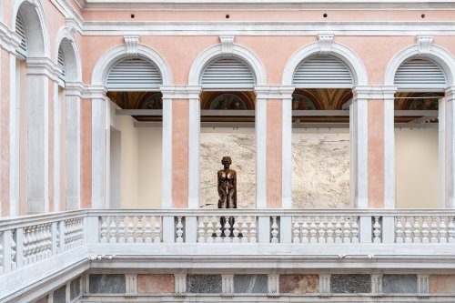 (Foreground) Huma Bhabha, New Human, 2023, Courtesy of the artist and David Zwirner; (Background) Julie Mehretu, Invisible Line (collective), 2010-2011, Pinault Collection. Installation view, “Julie Mehretu. Ensemble”, 2024, Palazzo Grassi, Venezia. Ph. Marco Cappelletti © Palazzo Grassi, Pinault Collection