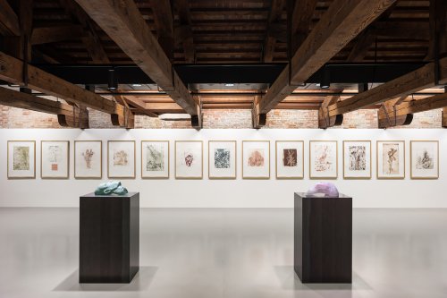Thomas Schütte, Glass: You No. 24, 2018, Pinault Collection; Glass: Me No. 33, 2018, collection of the artist; Fleurs pour M. Duchamp, 2002, collection of the artist © Thomas Schütte, by SIAE 2025. Installation view, “Thomas Schütte. Genealogies”, 2025, Punta della Dogana, Venezia. Ph. Marco Cappelletti © Palazzo Grassi - Pinault Collection 