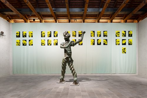 Thomas Schütte, Wichte, 2006; Drei Ganz Große Geister, 1998-2004 Pinault Collection © Thomas Schütte, by SIAE 2025. Installation view, “Thomas Schütte. Genealogies”, 2025, Punta della Dogana, Venezia. Ph. Filippo Rossi / Marco Cappelletti Studio © Palazzo Grassi - Pinault Collection