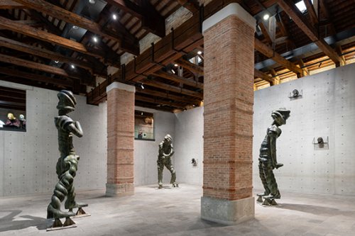 Thomas Schütte, Wichte, 2006; Drei Ganz Große Geister, 1998-2004 Pinault Collection; © Thomas Schütte, by SIAE 2025 Installation view, “Thomas Schütte. Genealogies”, 2025, Punta della Dogana, Venezia. Ph. Filippo Rossi / Marco Cappelletti Studio © Palazzo Grassi - Pinault Collection 