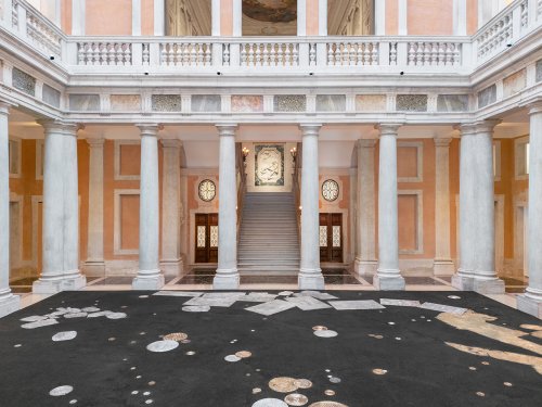 Tatiana Trouvé, Hors-sol, 2025, Collection of the artist © Tatiana Trouvé, by SIAE 2025. Installation view, “Tatiana Trouvé. The Strange Life of Things”, 2025, Palazzo Grassi, Venezia. Ph. Marco Cappelletti and Giuseppe Miotto / Marco Cappelletti Studio © Palazzo Grassi, Pinault Collection 