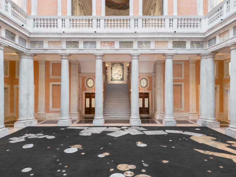 Tatiana Trouvé, Hors-sol, 2025, Collection of the artist © Tatiana Trouvé, by SIAE 2025. Installation view, “Tatiana Trouvé. The strange Life of Things”, 2025, Palazzo Grassi, Venezia. Ph. Marco Cappelletti and Giuseppe Miotto / Marco Cappelletti Studio © Palazzo Grassi, Pinault Collection prova