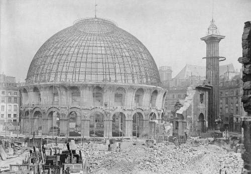 La Halle au blé en cours de transformation en 1887 : subsistent uniquement l’anneau intérieur, l’ossature métallique de la coupole et la colonne Médicis.