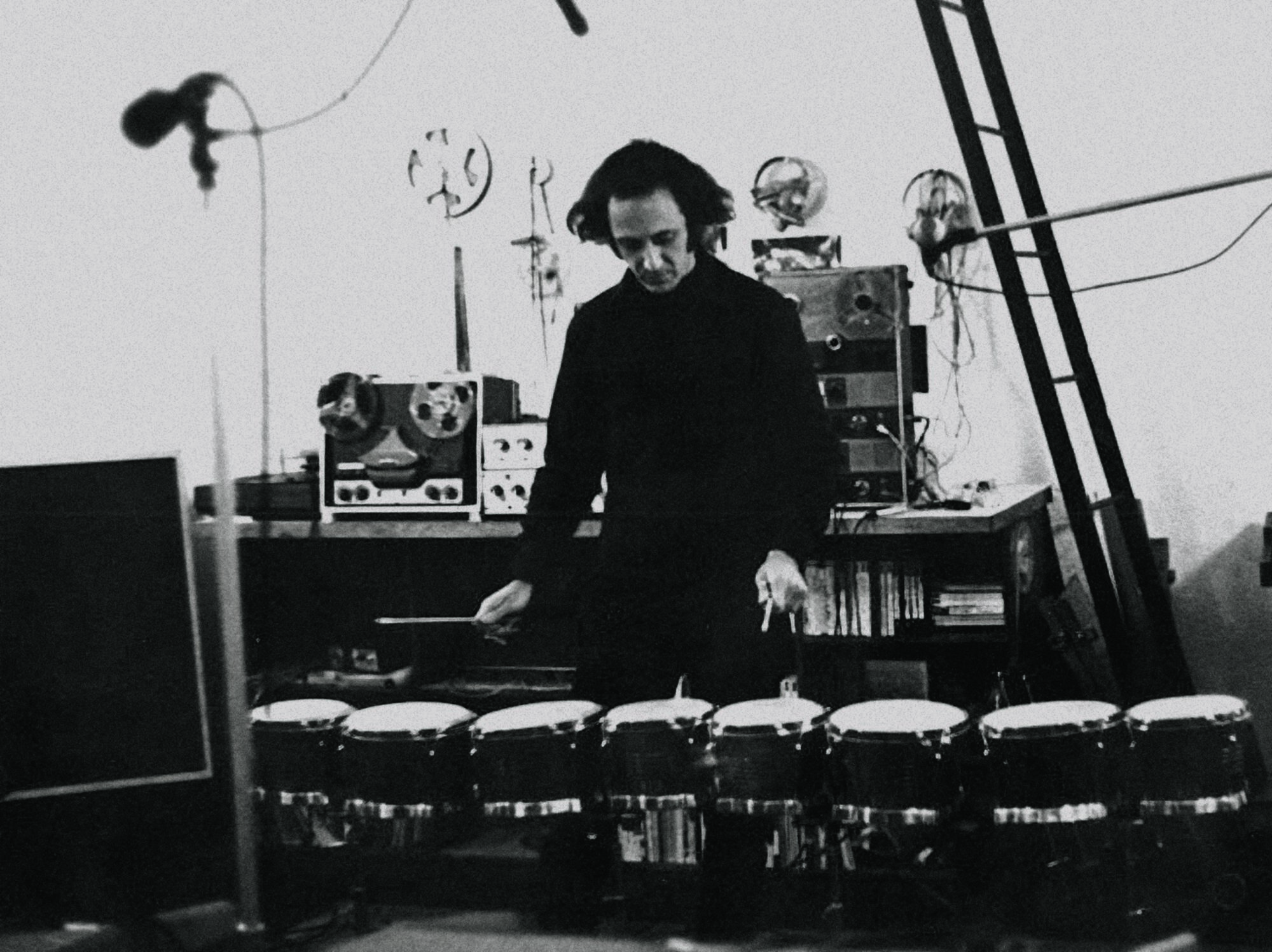 Steve Reich, 1969. Steve Reich in his studio rehearsing © Steve Reich Photograph: Richard Landry © Adagp, Paris, 2025