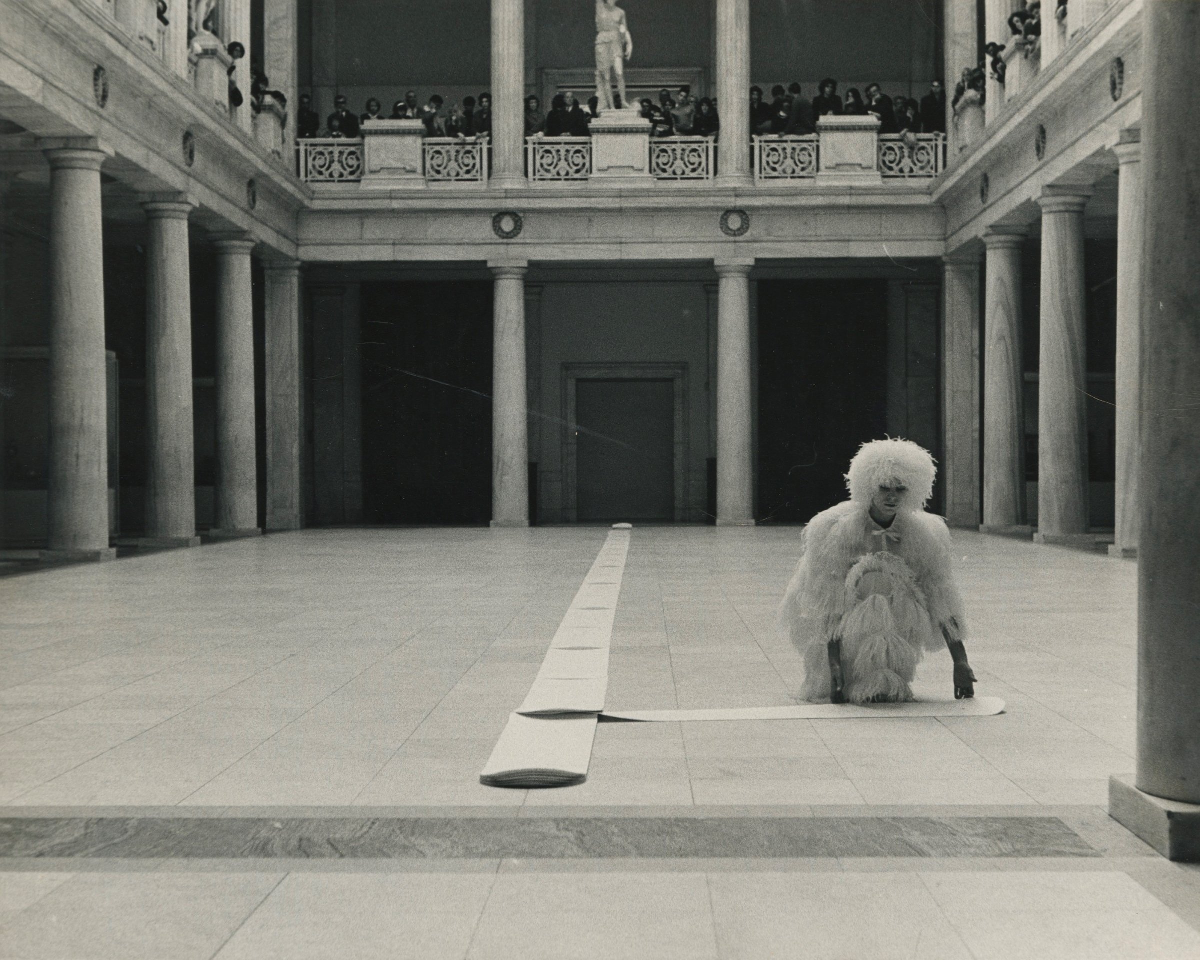 James Lee Byars, The Mile-Long Paper Walk (1965) activé par Lucinda Childs, 25 octobre 1965, Carnegie Museum, Pittsburgh. Photographe: inconnu. Fonds Lucinda Childs, Centre national de la danse. 