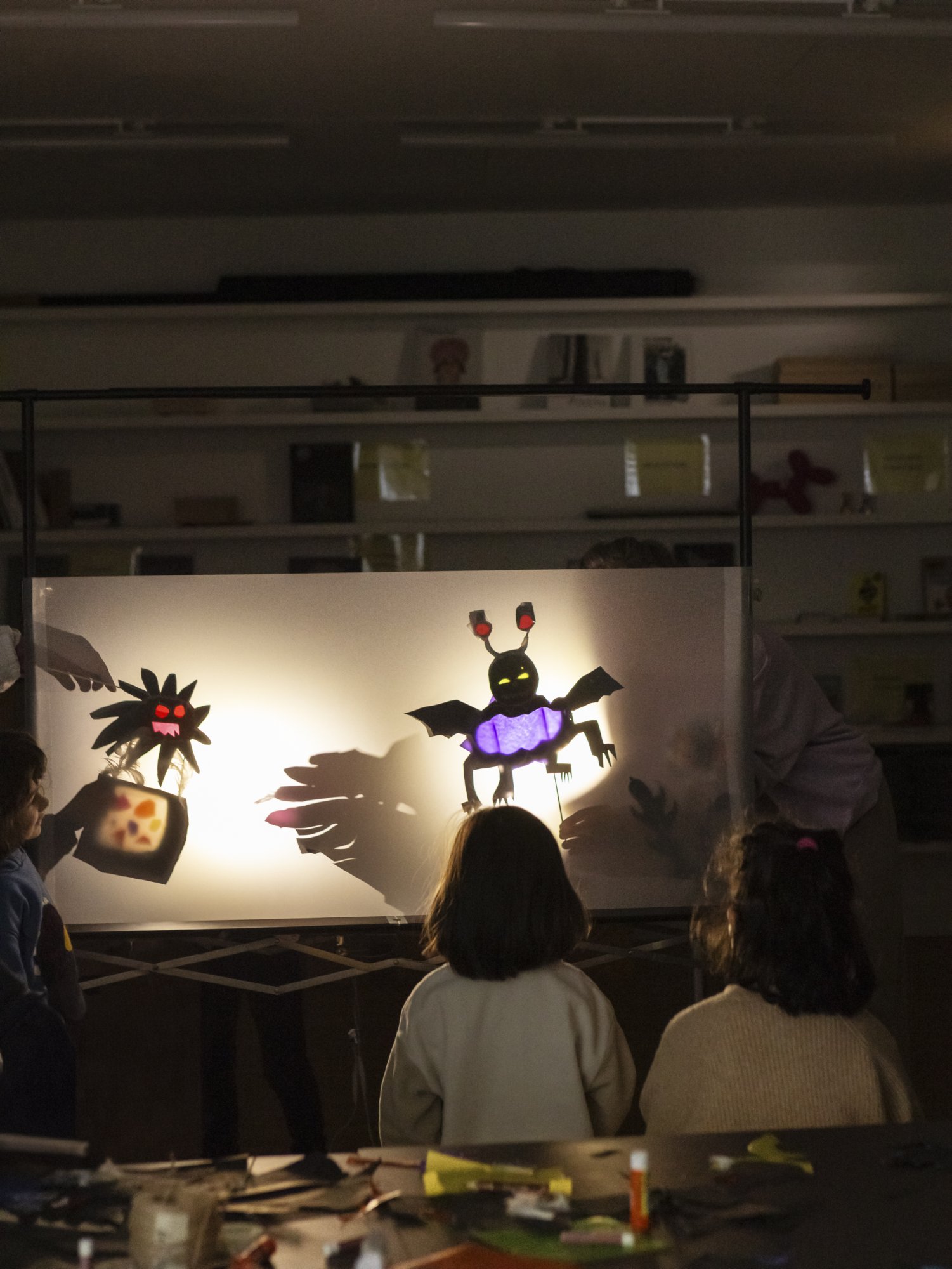 Enfants avec monstres en papier