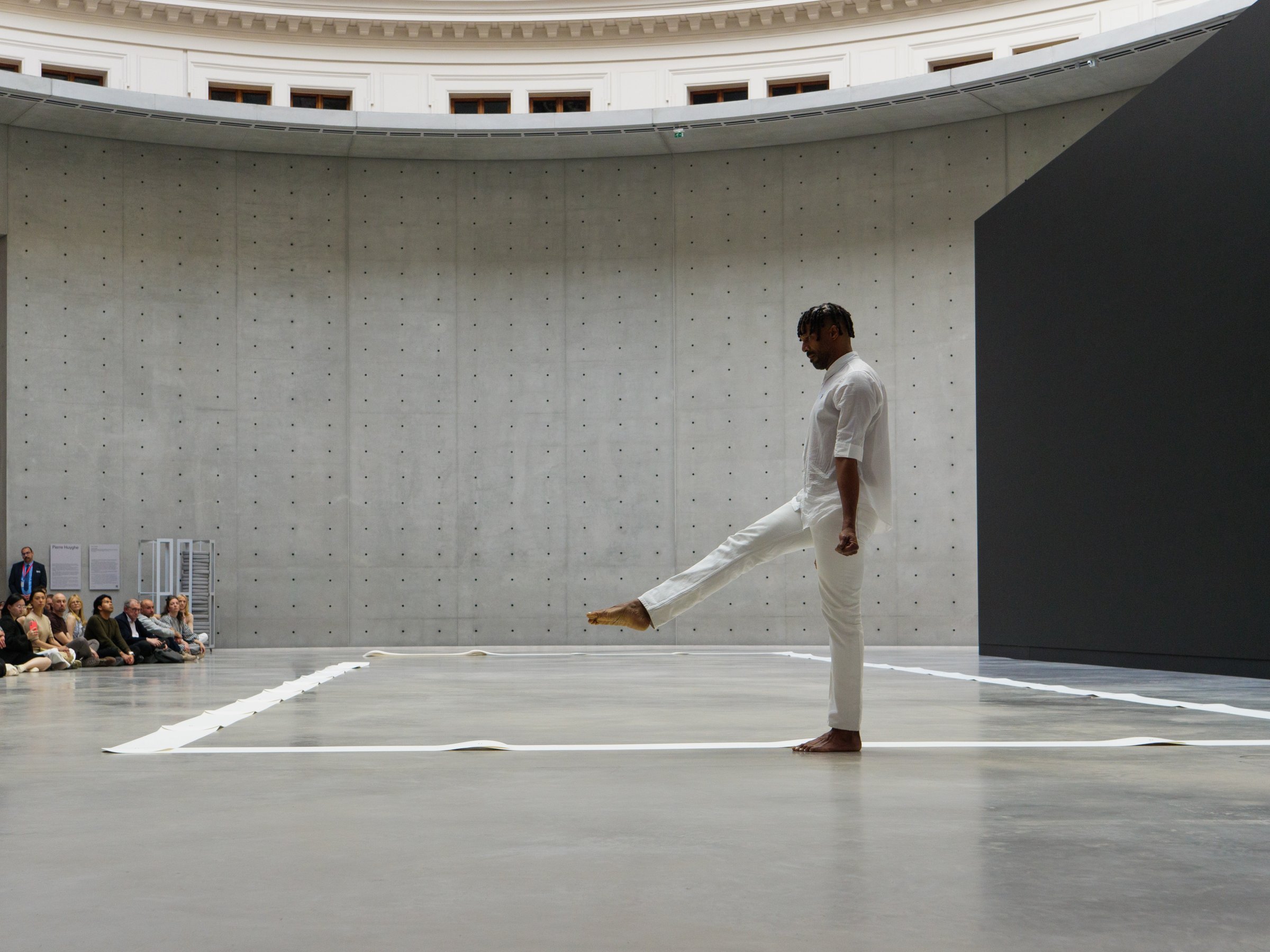 James Lee Byars, The Mile-Long Paper Walk (1965) activé par Lucinda Childs, 25 octobre 1965, Carnegie Museum, Pittsburgh. Photographe: inconnu. Fonds Lucinda Childs, Centre national de la danse. 