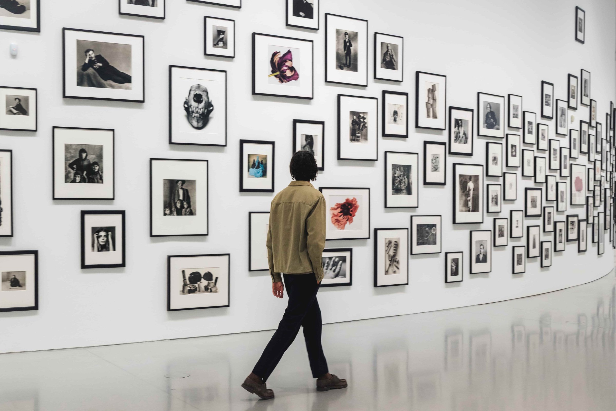 Visiteur face aux portraits d'Irving Penn