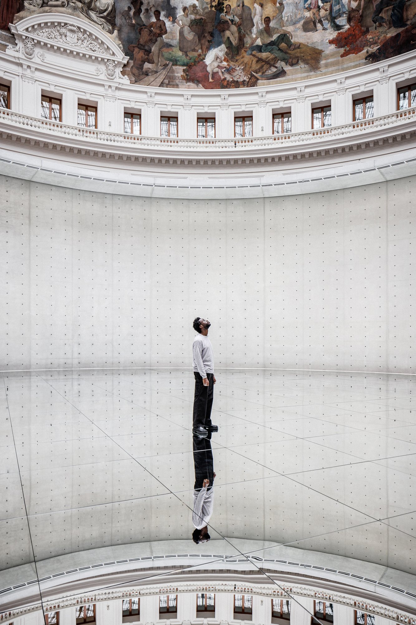 Vue de la carte blanche à Kimsooja « To Breathe — Constellation » dans le cadre de l’exposition « Le monde comme il va », Bourse de Commerce – Pinault Collection, Paris, 2024. © Tadao Ando Architect & Associates, Niney et Marca Architectes, agence Pierre-Antoine Gatier. Photo : Florent Michel / 11h45 / Pinault Collection.