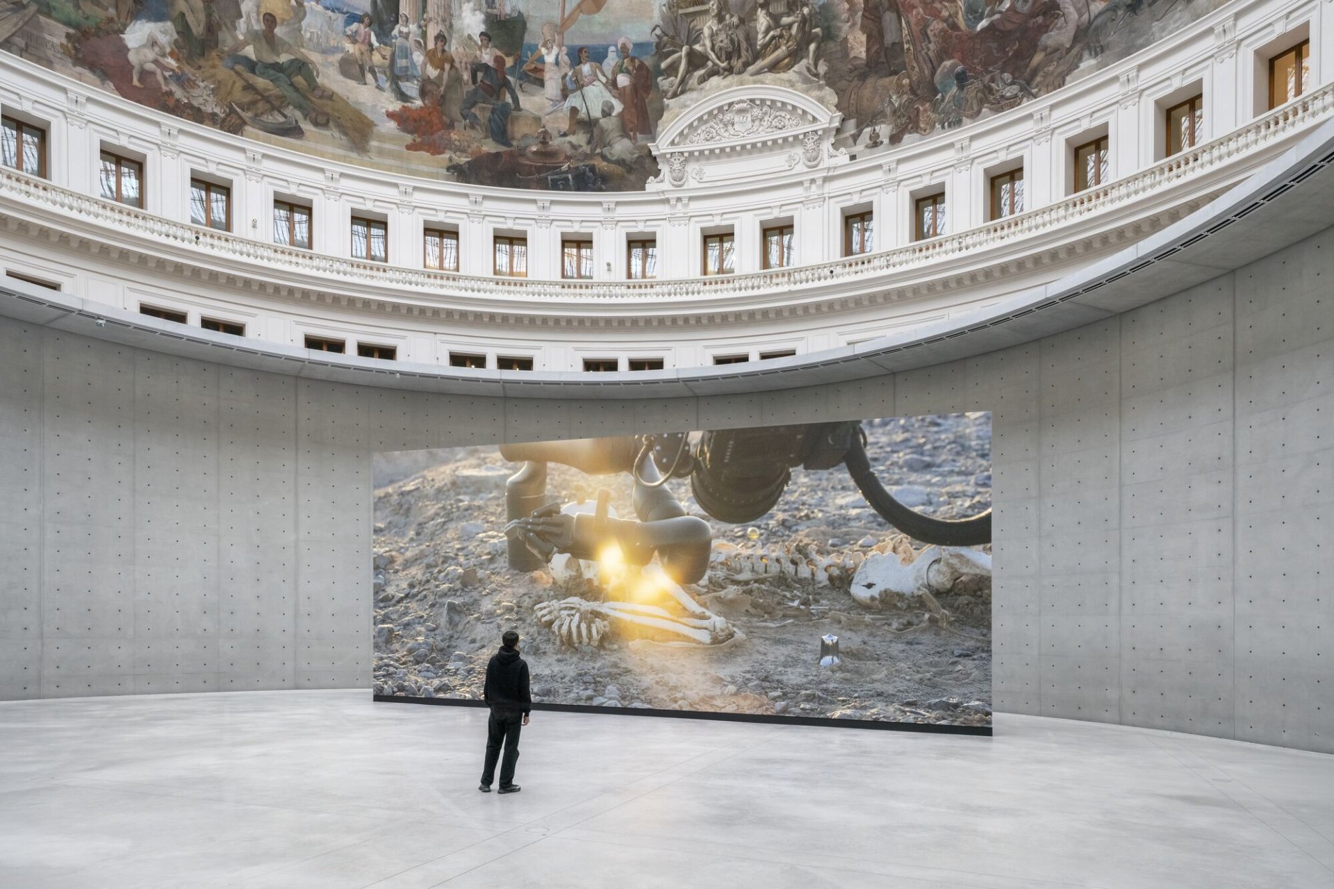 Vue de l’exposition « Clair-obscur », Bourse de Commerce – Pinault Collection, Paris, 2026. © Tadao Ando Architect & Associates, Niney et Marca Architectes, agence Pierre-Antoine Gatier. Photo : Nicolas Brasseur.