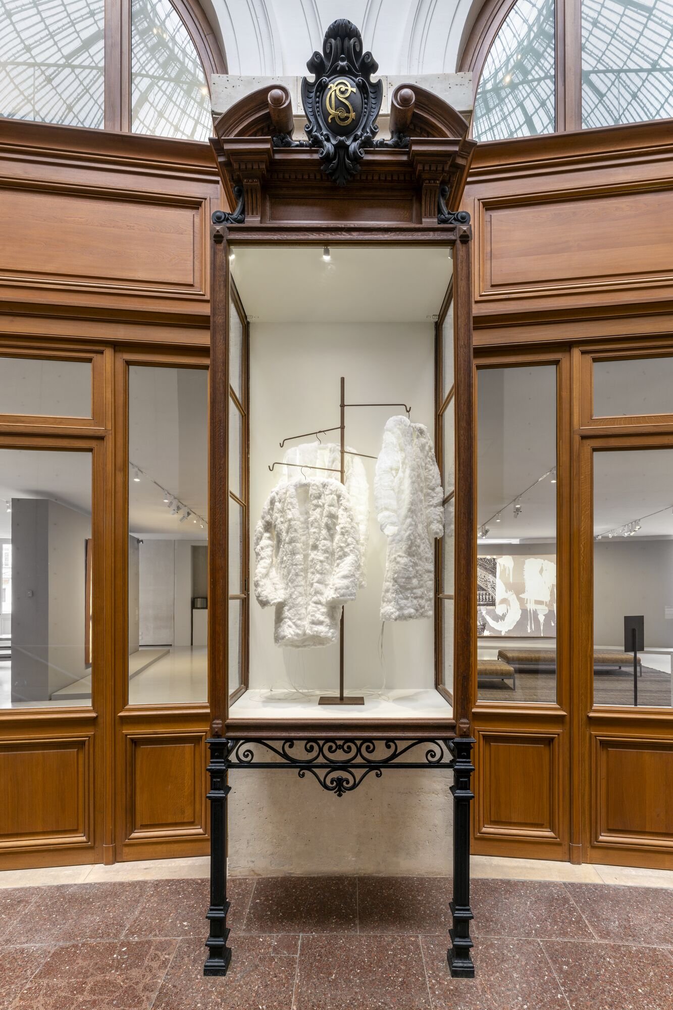 View of the exhibition “It makes a sound like wings, like leaves, like sand” by Laura Lamiel, Bourse de Commerce – Pinault Collection, Paris, 2026. © Tadao Ando Architect & Associates, Niney et Marca Architectes, agence Pierre-Antoine Gatier. Photo: Nicolas Brasseur. © Adagp, Paris, 2026