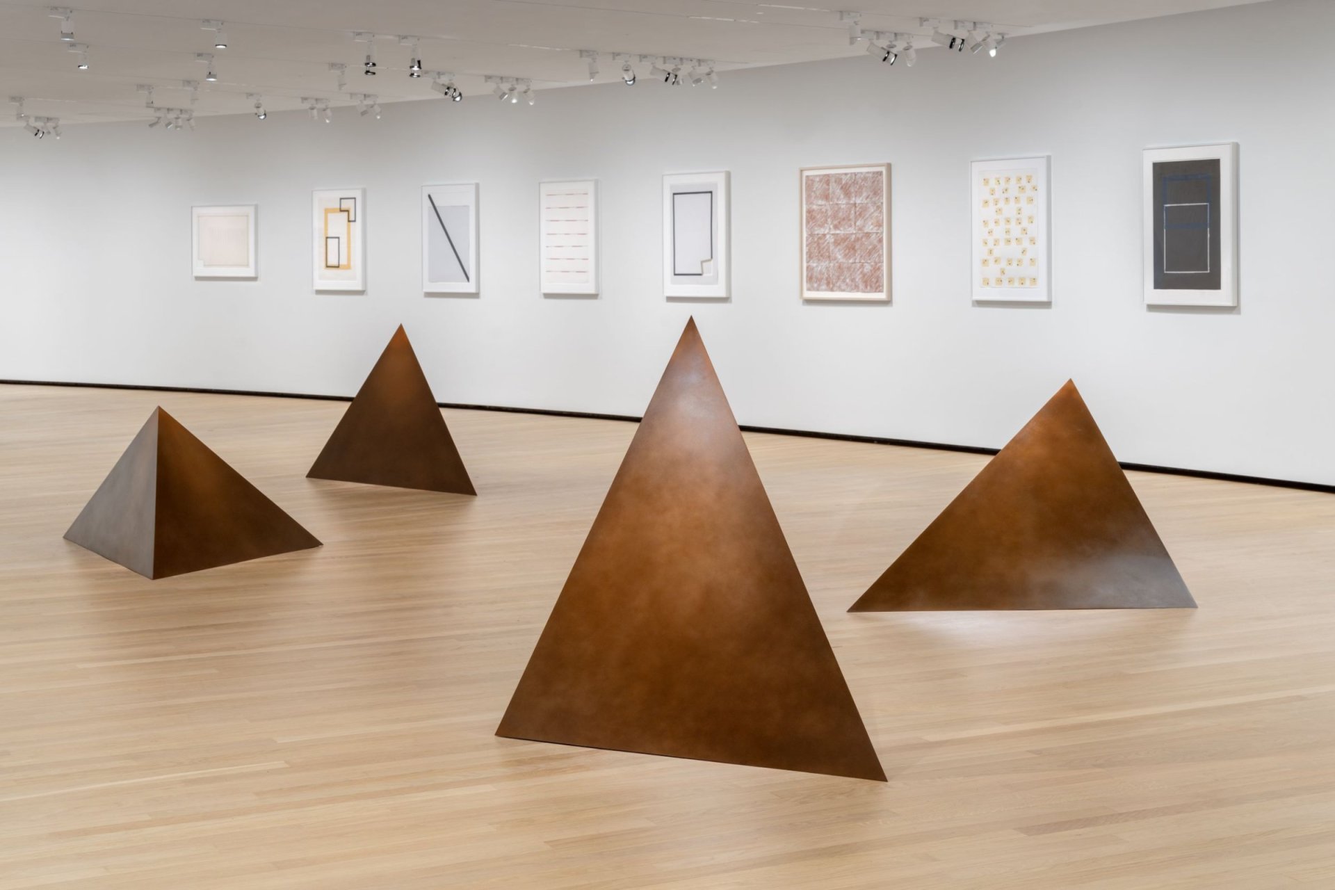 Vue de l’exposition « Minimal », Bourse de Commerce – Pinault Collection, Paris, 2025. © Tadao Ando Architect & Associates, Niney et Marca Architectes, agence Pierre-Antoine Gatier. Photo : Nicolas Brasseur / Pinault Collection.