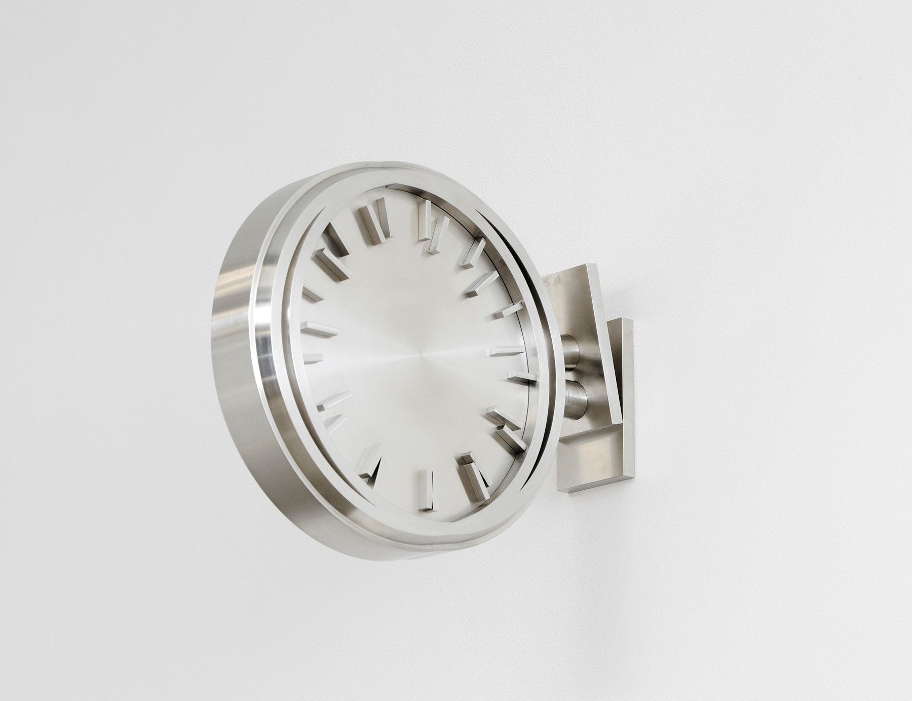 Ryan Gander Chronos Kairos, 14.58, 2021 Acier inoxydable / Stainless steel 44 × 31,5 × 8,8 cm © Ryan Gander / Adagp, Paris, 2022 Courtesy de Ryan Gander et gb agency / Photo Aurélien Mole Chronos Kairos