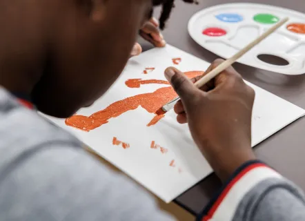 Jeune public en atelier. Photo : Florent Michel / 11h45 / Pinault Collection