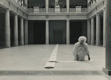 James Lee Byars, The Mile-Long Paper Walk (1965) activé par Lucinda Childs, 25 octobre 1965, Carnegie Museum, Pittsburgh. Photographe: inconnu. Fonds Lucinda Childs, Centre national de la danse. 