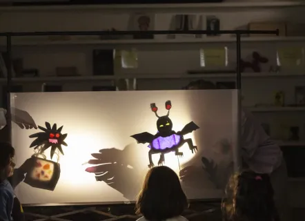 Enfants avec monstres en papier