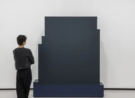 Vue de l’exposition « Minimal », Bourse de Commerce – Pinault Collection, Paris, 2025. Photo : Florent Michel / 11h45 / Pinault Collection.