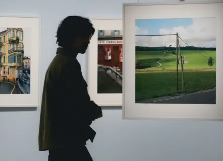 Visiteur face aux portraits d'Irving Penn