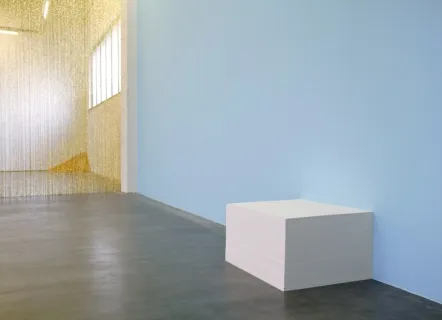 Vue de l’exposition Felix Gonzalez-Torres: Specific Objects without Specific Form, Wiels, Bruxelles, 2010, avec (de gauche à droite) "Untitled" (Golden), 1995; "Untitled" (Fortune Cookie Corner), 1990; “Untitled" (Girlfriend in a Coma), 1990 Courtesy Wiels, Bruxelles; photo : Sven Laurent