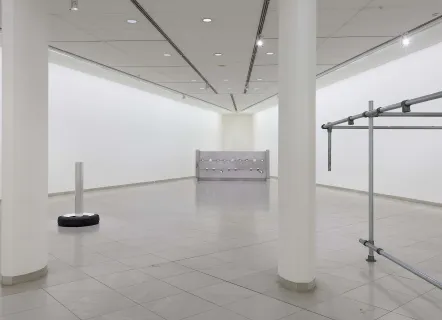 Vue de l’exposition "Cady Noland", Museum MMK für Moderne Kunst, Frankfort, avec (de gauche à droite) "Untitled", 1997-1998, "Tower of Terror", 1993, et "Truck Rack Blank", 1991 Courtesy Museum MMK für Moderne Kunst ; photo : David Griffin