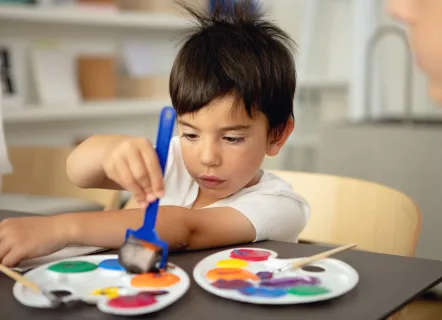 Enfant en atelier expo 