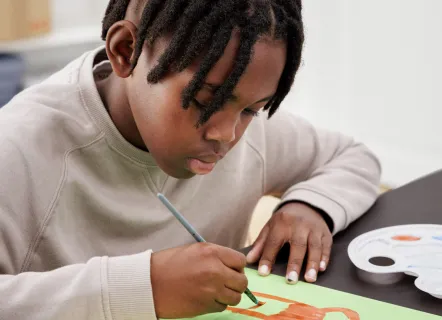 Enfant en atelier expo 