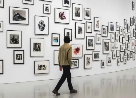 Visiteur face aux portraits d'Irving Penn
