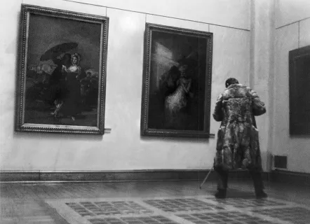 Sigmar Polke photographiant le tableau Les Vieilles / Le Temps, de Goya, au Palais des Beaux-Arts de Lille, 1982. Photographie © Britta Zoellner