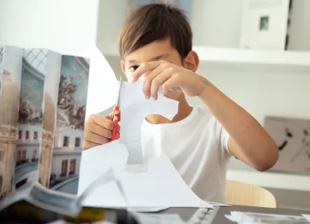Jeune public en atelier. Photo : Florent Michel / 11h45 / Pinault Collection