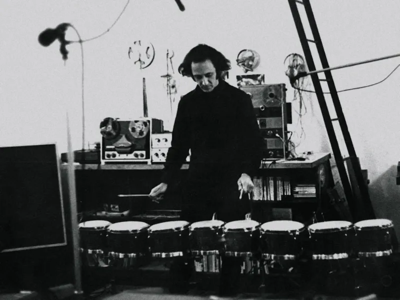 Steve Reich, 1969. Steve Reich in his studio rehearsing © Steve Reich Photograph: Richard Landry © Adagp, Paris, 2025