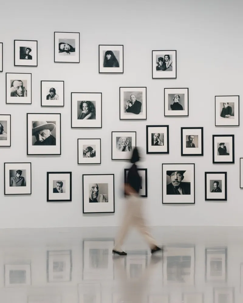 Vue de l’exposition « Le monde selon Penn », Bourse de Commerce – Pinault Collection, Paris, 2026-2027. © Tadao Ando Architect & Associates, Niney et Marca Architectes, agence Pierre-Antoine Gatier. © Irving Penn. Photo : Mickaël Llorca