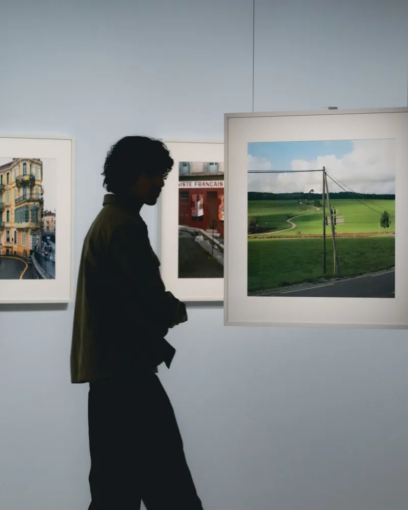 Visiteur face aux portraits d'Irving Penn