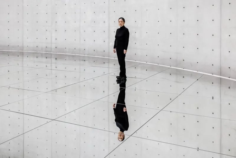 Vue de l’exposition « Le monde comme il va », Bourse de Commerce – Pinault Collection, Paris, 2024. © Tadao Ando Architect & Associates, Niney et Marca Architectes, agence Pierre-Antoine Gatier. Photo : Florent Michel / 11h45 / Pinault Collection. © Kimsooja / ADAGP, Paris, 2024.