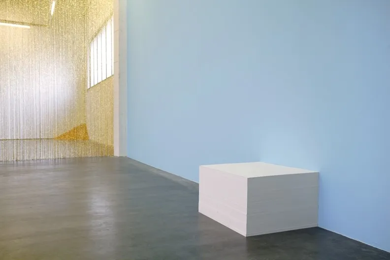 Vue de l’exposition Felix Gonzalez-Torres: Specific Objects without Specific Form, Wiels, Bruxelles, 2010, avec (de gauche à droite) "Untitled" (Golden), 1995; "Untitled" (Fortune Cookie Corner), 1990; “Untitled" (Girlfriend in a Coma), 1990 Courtesy Wiels, Bruxelles; photo : Sven Laurent