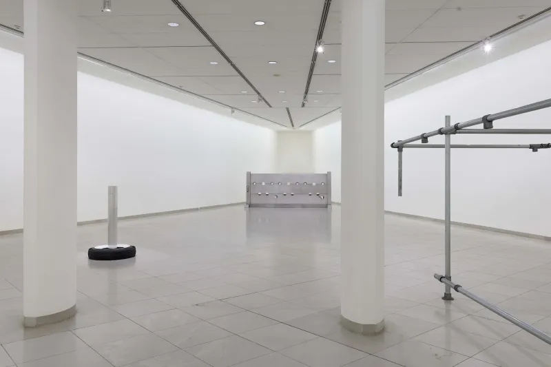 Vue de l’exposition "Cady Noland", Museum MMK für Moderne Kunst, Frankfort, avec (de gauche à droite) "Untitled", 1997-1998, "Tower of Terror", 1993, et "Truck Rack Blank", 1991 Courtesy Museum MMK für Moderne Kunst ; photo : David Griffin