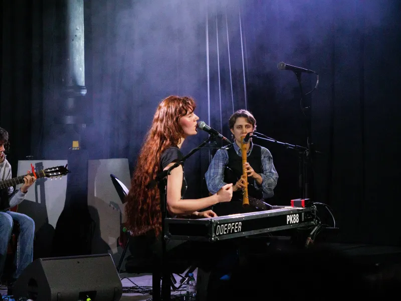 Concert de Clarissa Connelly à la Bourse de Commerce. Photo : Raphaël Massart