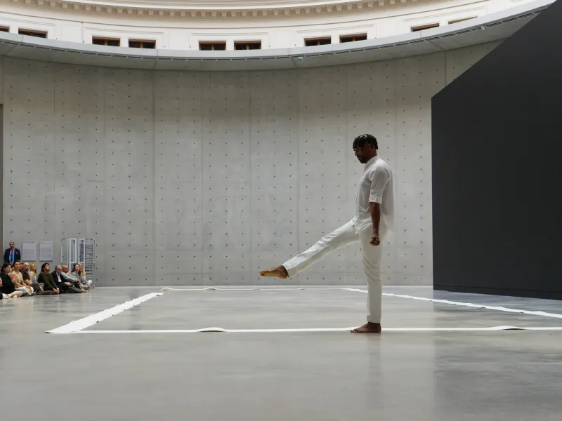 James Lee Byars, The Mile Long Paper Walk. Jimmy Robert @ Bourse de Commerce. Photo : Raphaël Massart