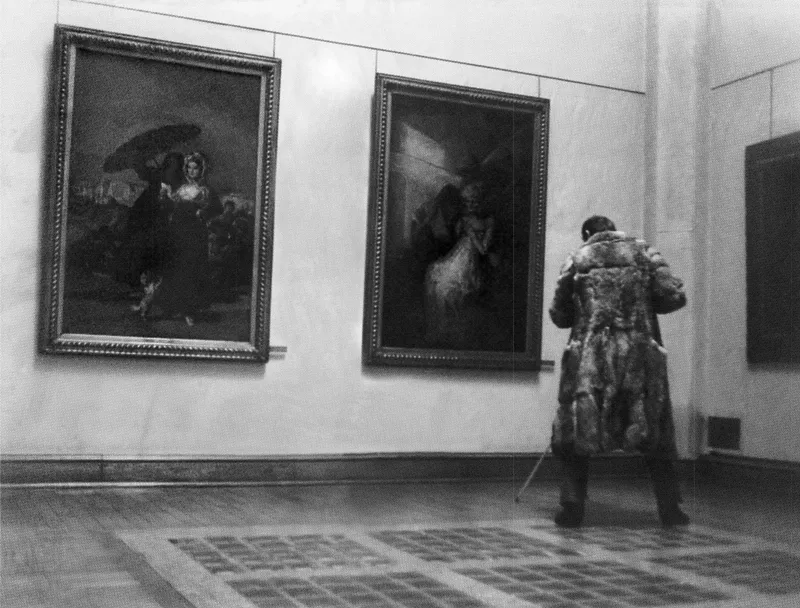 Sigmar Polke photographiant le tableau Les Vieilles / Le Temps, de Goya, au Palais des Beaux-Arts de Lille, 1982. Photographie © Britta Zoellner