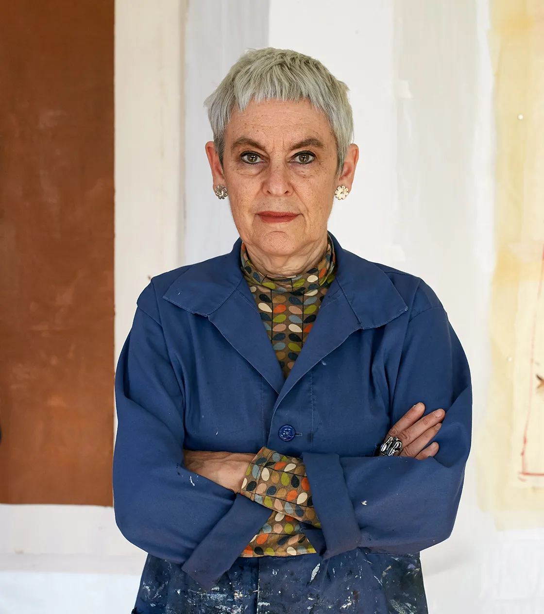 Portrait de Mira Schor, novembre 2019. Courtesy de l'artiste. Photo © Brad Ogbonna. Mira Schor