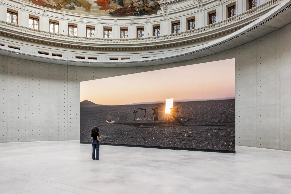 Vue de l’exposition « Clair-obscur », Bourse de Commerce – Pinault Collection, Paris, 2026. Photo : Florent Michel / 11h45 / Pinault Collection.
